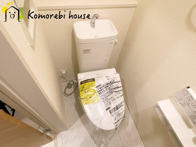 上尾市原市北1丁目　新築一戸建て　ブルーミングガーデン　01のトイレ|温水洗浄機能（ウォシュレット）標準装備で、毎日のトイレ時間がより快適に。やさしい温水洗浄で清潔を保てるだけでなく、冬場のヒヤッと感を軽減する暖房便座も嬉しいポイント。																	