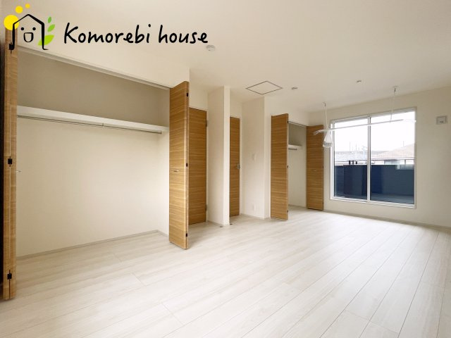 上尾市原市北1丁目　新築一戸建て　ブルーミングガーデン　01の寝室|今は広い一室、将来は2部屋へ。可動式の間仕切り設置を前提とした設計で、成長に寄り添う使い勝手の良い居室です。															
