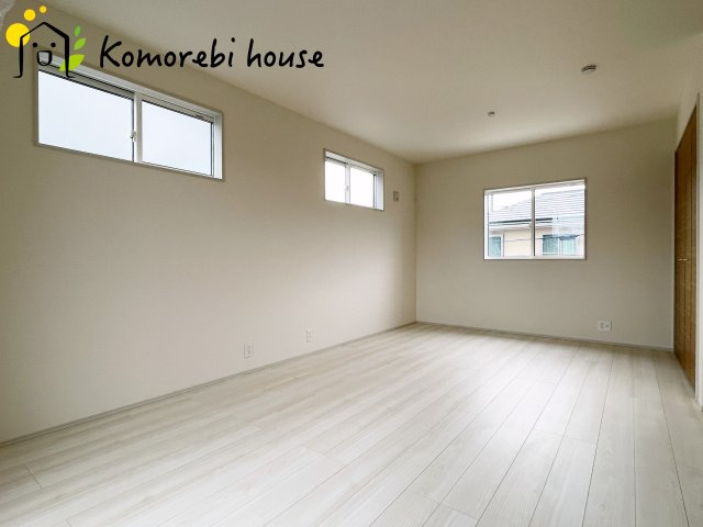 上尾市原市北1丁目　新築一戸建て　ブルーミングガーデン　01の寝室|一日の疲れをゆっくり癒せる主寝室は、ベッドを置いてもゆとりある広さが魅力。収納完備で衣類もスッキリ収まり、静かで落ち着いた空間が快適な眠りをサポートします。															
