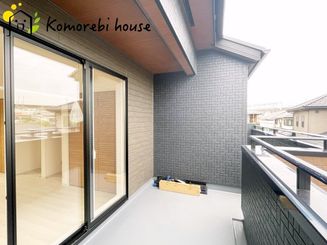 上尾市原市北1丁目　新築一戸建て　ブルーミングガーデン　01のバルコニー|2階のバルコニーは日当たり・風通しがよく、洗濯物もスムーズに乾きます。家事動線も良く、毎日の忙しさを軽減してくれます。															
