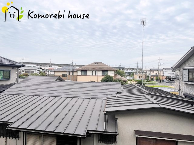 上尾市原市北1丁目　新築一戸建て　ブルーミングガーデン　01の展望|周囲に建物はありますが、採光を遮ることが少なく、自然光がたっぷり入る心地よいバルコニーです。																	
