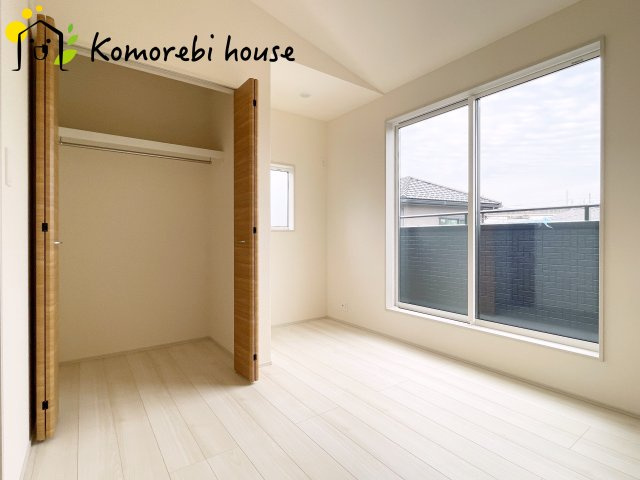 上尾市原市北1丁目　新築一戸建て　ブルーミングガーデン　01の子供部屋|収納力のクローゼット付きで、洋服や小物を一箇所に集約。暮らしの動線が整い、片付けがラクになります。															
														