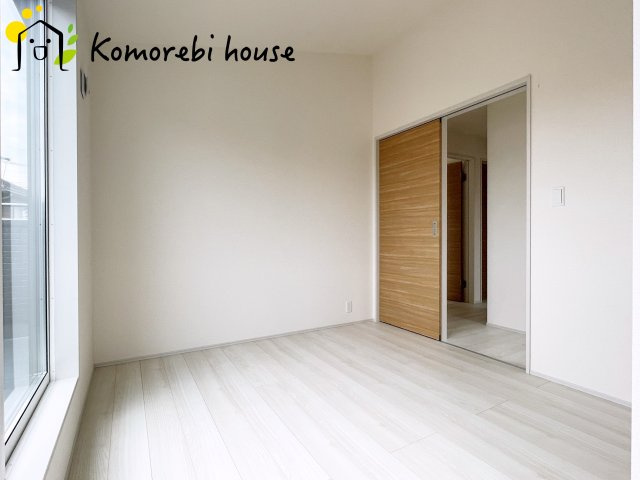 上尾市原市北1丁目　新築一戸建て　ブルーミングガーデン　01の子供部屋|自然光が心地よく入る子ども部屋は、学習・遊び・睡眠をしっかり支える快適環境。シンプル設計でレイアウトも変えやすく、成長に合わせて長く使える利便性の高い一室です。