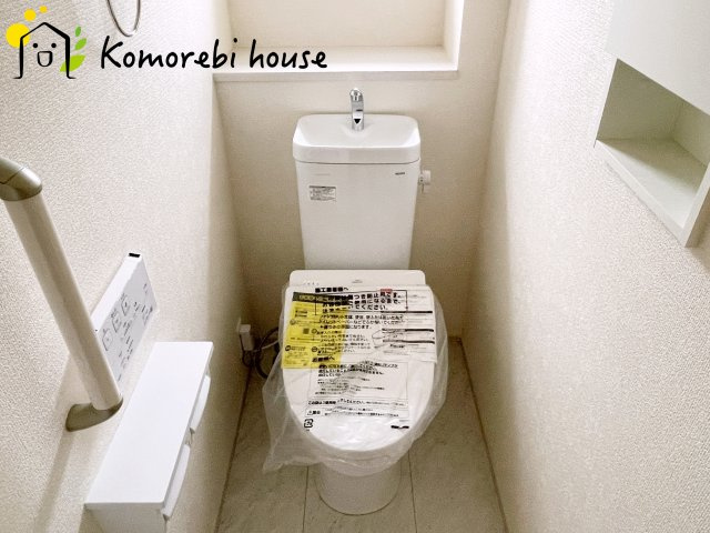 上尾市原市北1丁目　新築一戸建て　ブルーミングガーデン　01のトイレ|2階にもトイレがあることで、朝の混雑が解消し生活動線がスムーズに。新築ならではの間取り設計で、毎日の“プチストレス”が驚くほど減ります。															
