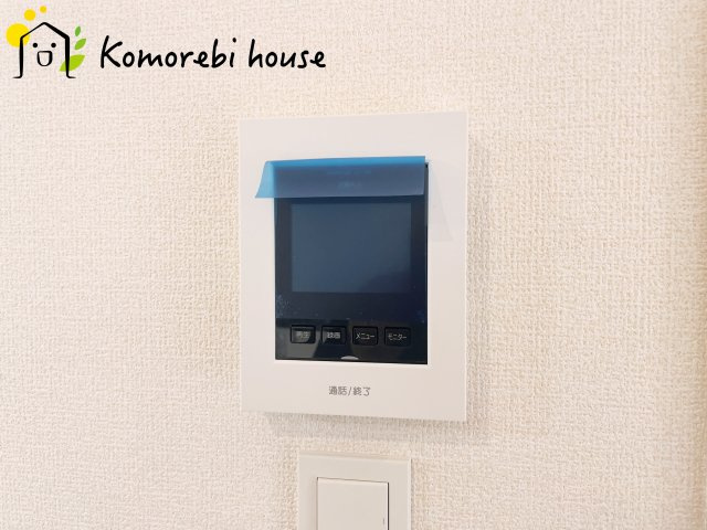 上尾市原市北1丁目　新築一戸建て　ブルーミングガーデン　01の設備|来客時も画面で確認できる安心のTVモニターフォン。お子様のお留守番や宅配対応など、忙しい毎日をしっかりサポートします。															
