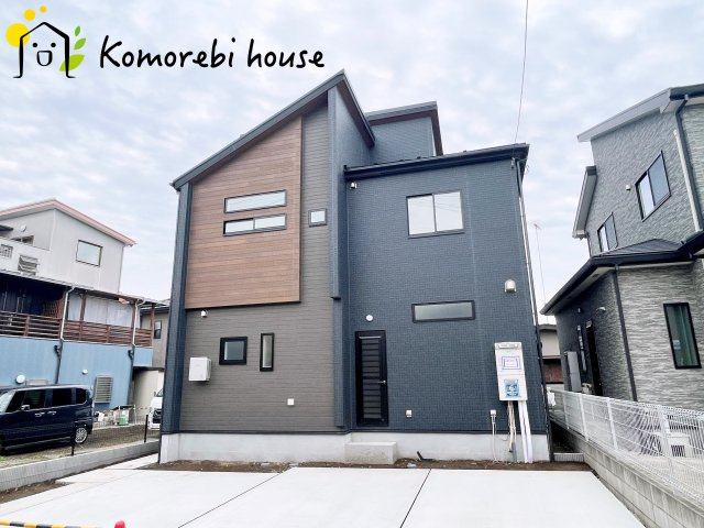 上尾市原市北1丁目　新築一戸建て　ブルーミングガーデン　01の外観|洗練された外観デザインの新築戸建て。シンプルで飽きのこないフォルムが特徴で、長く住まうほど愛着が湧く佇まいです。									
