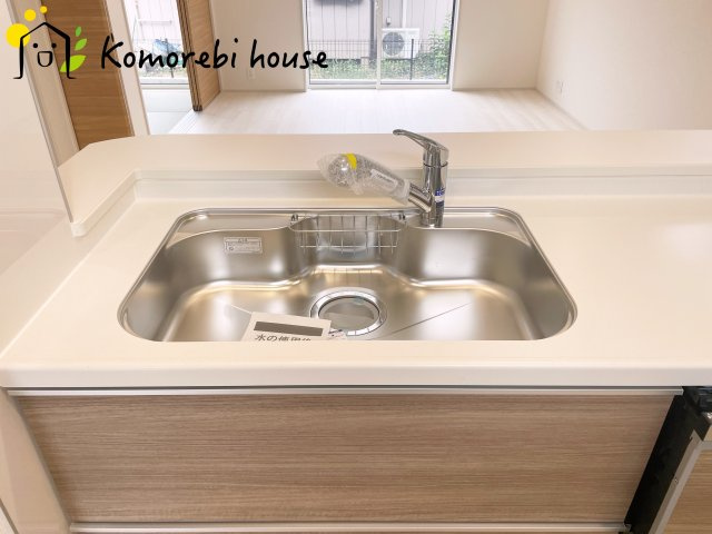 上尾市原市北1丁目　新築一戸建て　ブルーミングガーデン　01のキッチン|浄水器一体型で、いつでも美味しいお水がそのまま使えるキッチンシンク。料理やコーヒーづくり、炊飯にも安心して利用でき、毎日の食卓が少し豊かに。															
