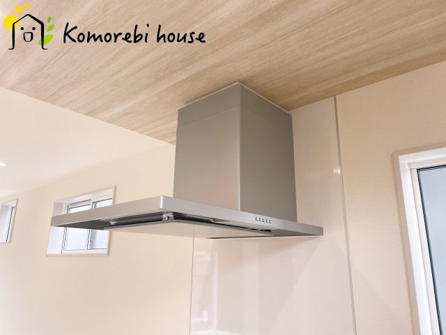 上尾市原市北1丁目　新築一戸建て　ブルーミングガーデン　01のキッチン|吸引力の高いレンジフードが煙や匂いを素早く排出。揚げ物や炒め物も気兼ねなくでき、リビングに匂いを残しません。															
