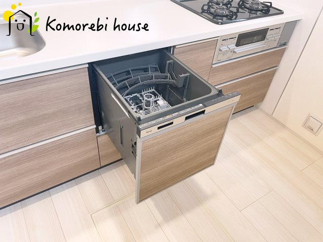 上尾市原市北1丁目　新築一戸建て　ブルーミングガーデン　01のキッチン|食洗器があるので日々の家事が楽に。時短できた分をプライベートの時間にお使いいただけます。