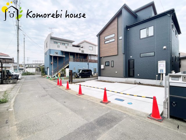 上尾市原市北1丁目　新築一戸建て　ブルーミングガーデン　01の前面道路含む現地写真|前面道路は決して広くないものの、交通量が少なく安心。落ち着いた住環境が、家族の日々の暮らしを支えます。															
