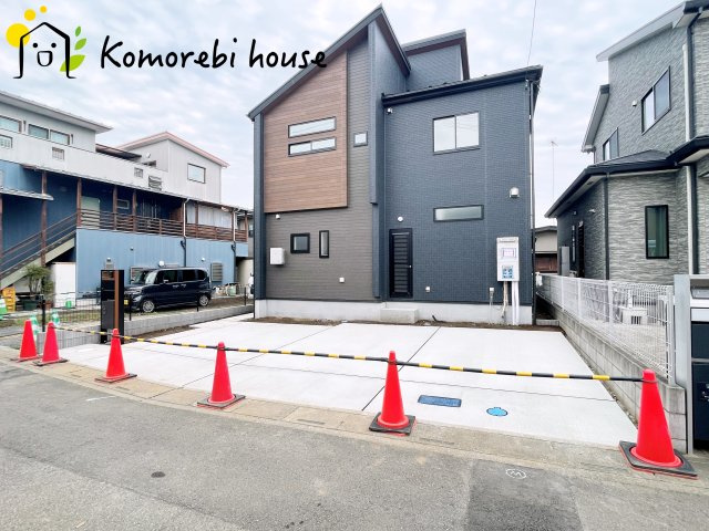 上尾市原市北1丁目　新築一戸建て　ブルーミングガーデン　01の駐車場|並列3台駐車が可能なゆとりあるスペース。来客時や将来車が増えても安心の使い勝手です。															
