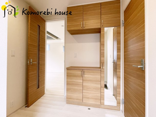 上尾市原市北1丁目　新築一戸建て　ブルーミングガーデン　01の玄関|大型シューズボックスで家族全員の靴をまとめて収納。玄関がいつでもスッキリ片付きます。															
