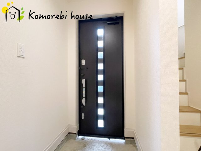 上尾市原市北1丁目　新築一戸建て　ブルーミングガーデン　01の玄関|玄関から快適な生活が始まる。収納・導線・使い勝手に配慮された、家族に優しい設計です。															
