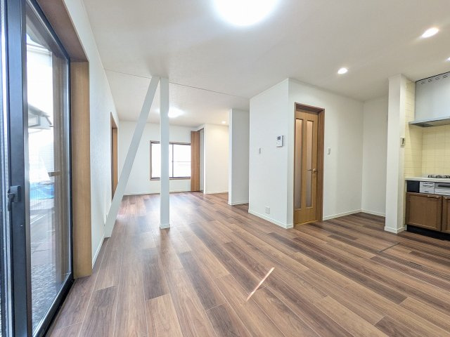 八王子市　北野町　中古戸建ての居間・リビング|～15.7帖の明るいLDKで、家族団欒の時間をお過ごしいただけます～