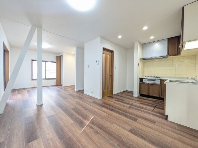 八王子市　北野町　中古戸建ての居間・リビング|～15.7帖の明るいLDKで、家族団欒の時間をお過ごしいただけます～