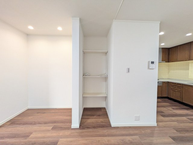 八王子市　北野町　中古戸建ての内装|～リビングには、便利な可動棚収納も設置～