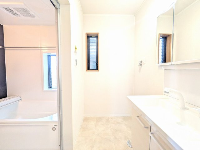 八王子市　北野町　中古戸建ての脱衣所|～窓付きで明るい洗面所　換気もしやすいです～