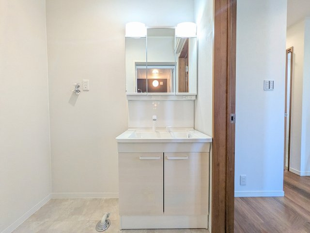 八王子市　北野町　中古戸建ての独立洗面台|～新規交換済、３面鏡付きの独立洗面台　細々している物をスッキリ収納出来ます～