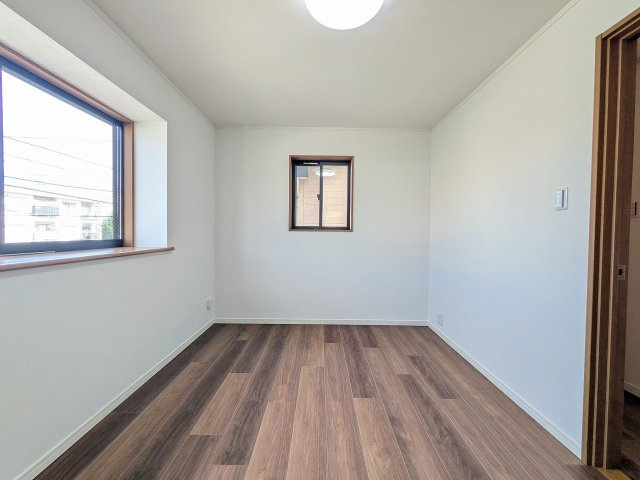 八王子市　北野町　中古戸建ての洋室|～2階北側出窓付きの洋室です～