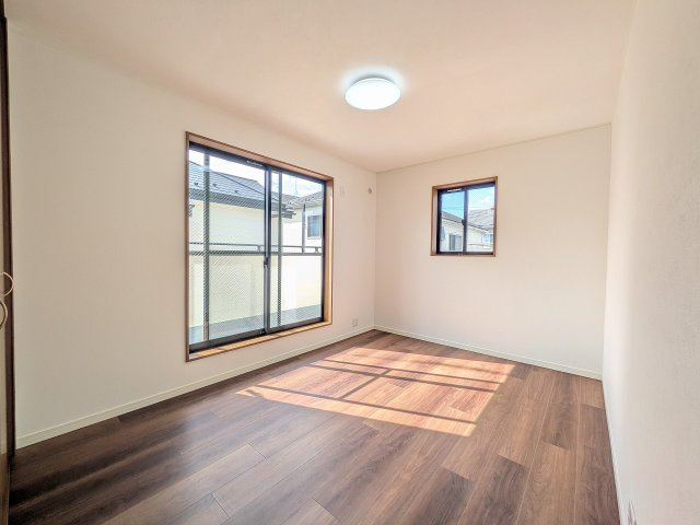 八王子市　北野町　中古戸建ての寝室|～2階バルコニーに面している6.0帖の主寝室～