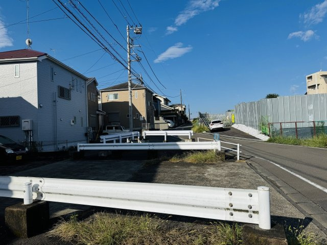 八王子市　北野町　中古戸建ての前面道路含む現地写真|～北側40ｍ道路に面しています～
