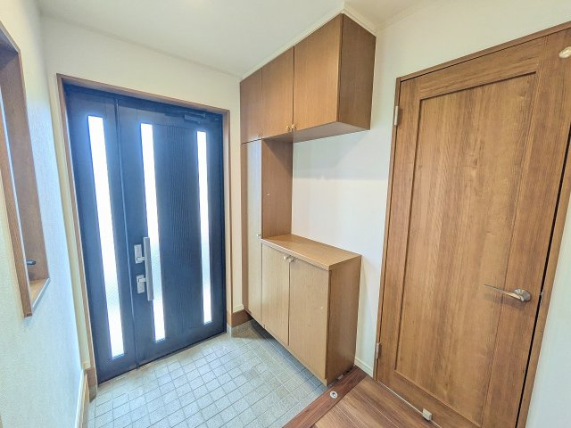 八王子市　北野町　中古戸建ての玄関|～玄関扉は親子扉仕様　大型荷物の搬入もしやすいです～