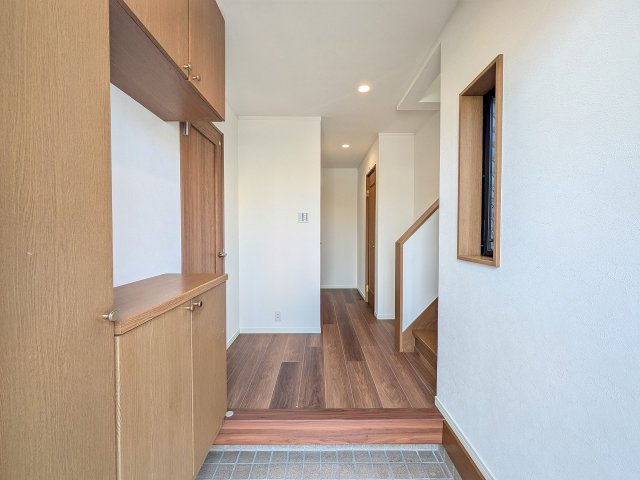 八王子市　北野町　中古戸建ての玄関|～開放感のある玄関ホール～