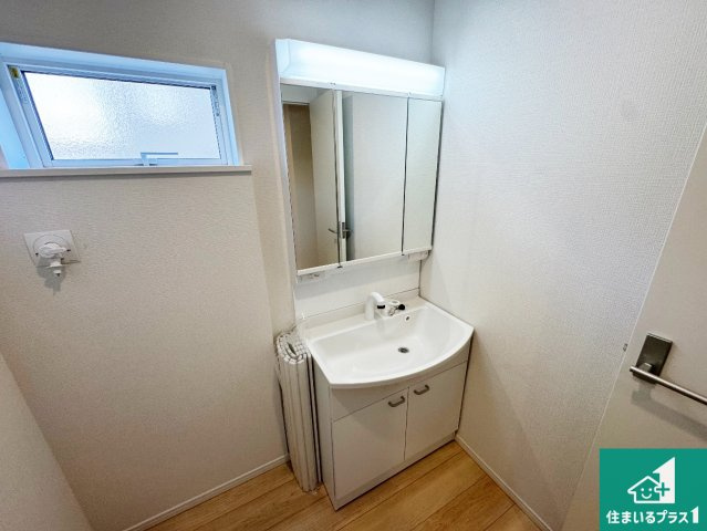 西脇市和布町　第２期　新築一戸建ての独立洗面台|清潔感のある洗面台です。フラットな鏡は掃除がしやすく毎日清潔！鏡裏には収納があるのでスッキリとした洗面台が保てます。