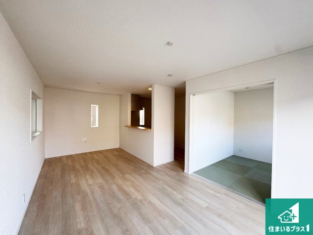 西脇市和布町　第２期　新築一戸建ての居間・リビング|日当たり良好の明るいリビングで朝の目覚めもスッキリできそう！対面キッチンでご家族のコミュニケーションも自然と増える設計！小さなお子様が遊ぶスペースを作っても広々とくつろげるLDK！