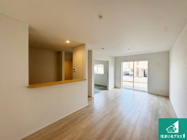 西脇市和布町　第２期　新築一戸建ての居間・リビング|子供を見守りながらお料理が出来るため家族のコミュニケーションか増えます♪スペースが広く確保されている為お子様が大きくなったときは一緒に料理を楽しめます♪