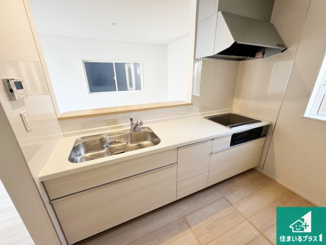 西脇市和布町　第２期　新築一戸建てのキッチン|明るいリビングで朝の目覚めもスッキリできそう！対面キッチンでご家族のコミュニケーションも自然と増える設計！小さなお子様が遊ぶスペースを作っても広々とくつろげるLDK！