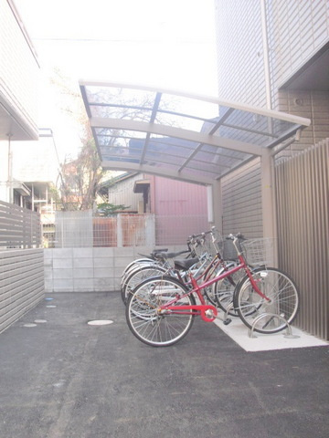 メゾン　ルミエールのその他共用部分|雨の日も安心　屋根付自転車置場