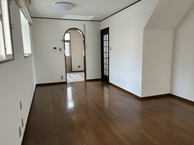 【居間・リビング】 | 千葉県柏市宿連寺 中古戸建 | ゆったり過ごせる居間です