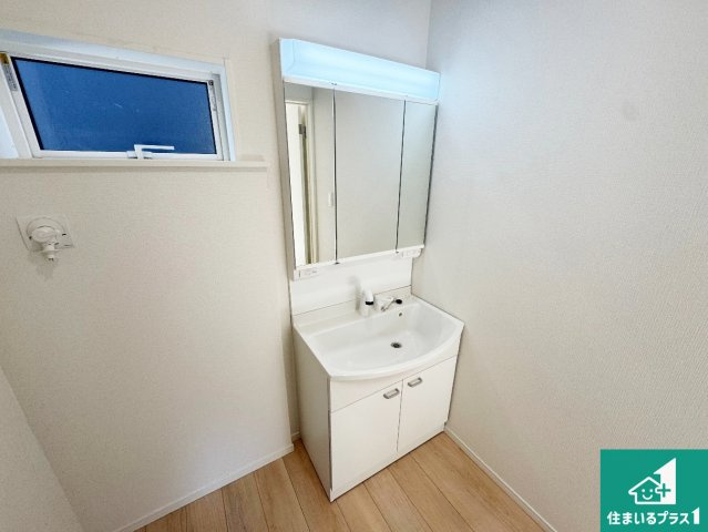 西脇市和布町　第２期　新築一戸建ての独立洗面台|清潔感のある洗面台です。フラットな鏡は掃除がしやすく毎日清潔！鏡裏には収納があるのでスッキリとした洗面台が保てます。