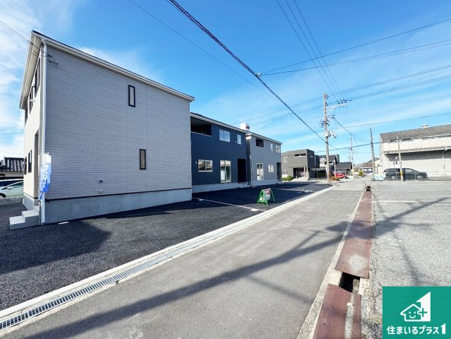 西脇市和布町　第２期　新築一戸建ての前面道路含む現地写真|周辺は閑静な住宅街！前面道路広々で車の出し入れも便利です。駐車が苦手な方でも安心して車庫入れできます！