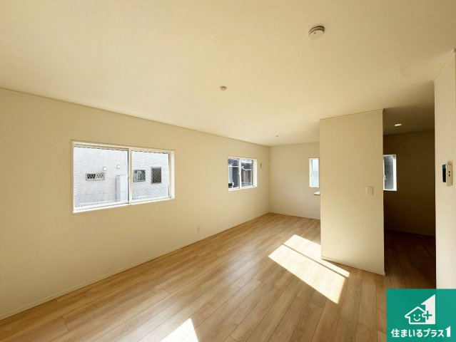 西脇市和布町　第２期　新築一戸建ての居間・リビング|日当たり良好の明るいリビングで朝の目覚めもスッキリできそう！対面キッチンでご家族のコミュニケーションも自然と増える設計！小さなお子様が遊ぶスペースを作っても広々とくつろげるLDK！