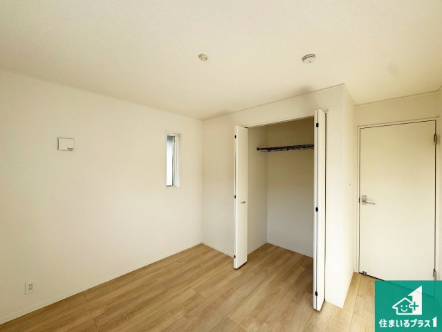 西脇市和布町　第２期　新築一戸建ての洋室|ウォークインクローゼット付きで生活スペースもスッキリできます。各居室にも収納がありますので、お子様の衣類やおもちゃなどもしっかり収納できます。
