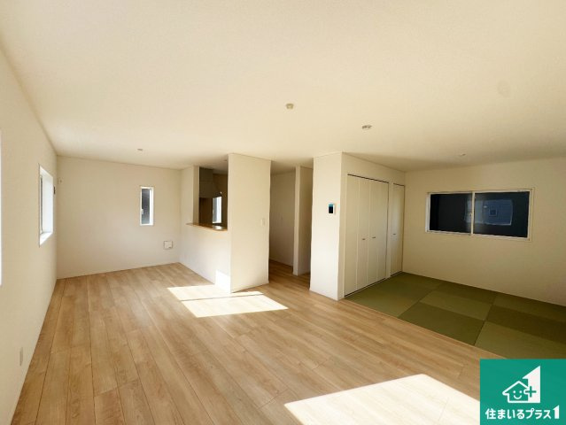 西脇市和布町　第２期　新築一戸建ての居間・リビング|子供を見守りながらお料理が出来るため家族のコミュニケーションか増えます♪スペースが広く確保されている為お子様が大きくなったときは一緒に料理を楽しめます♪