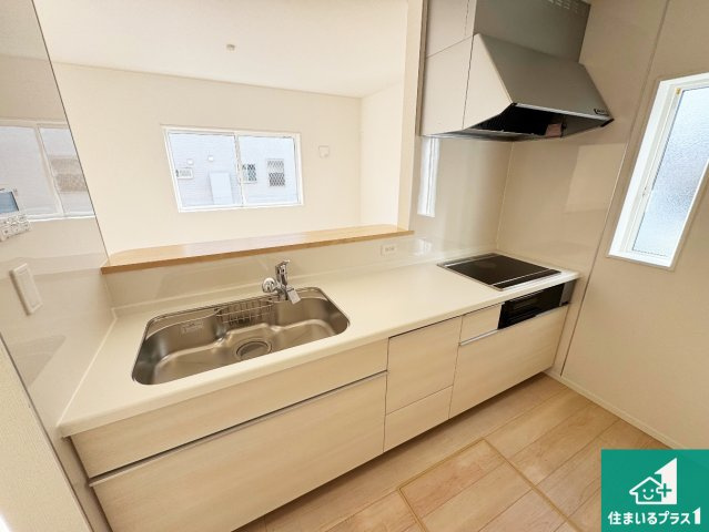 西脇市和布町　第２期　新築一戸建てのキッチン|明るいリビングで朝の目覚めもスッキリできそう！対面キッチンでご家族のコミュニケーションも自然と増える設計！小さなお子様が遊ぶスペースを作っても広々とくつろげるLDK！