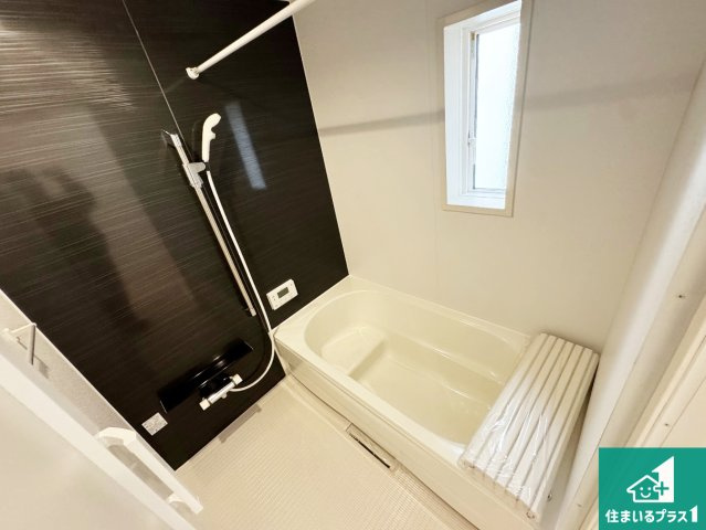西脇市和布町　第２期　新築一戸建ての浴室|足をゆったり伸ばして寛げる浴槽です。窓が設けられていますので差し込む光が明るく穏やかな雰囲気にしてくれます♪浴室乾燥機も設置しているので、雨の日の洗濯物も安心です♪