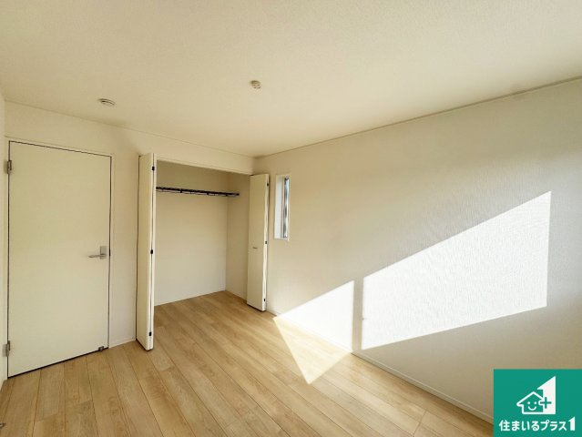 西脇市和布町　第２期　新築一戸建ての洋室|収納スペースが充実しているので子供の成長に合わせてたくさん収納ができます！家族構成に合わせた様々な活用ができる収納！