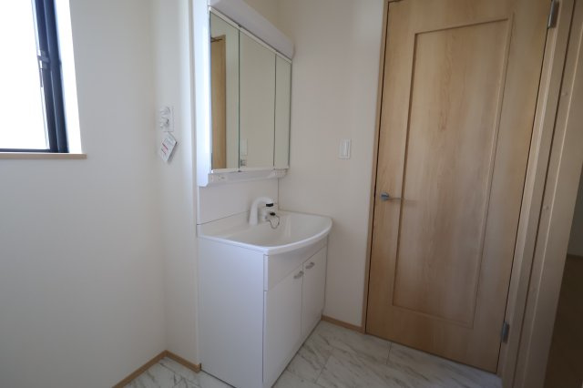 《仲介手数料無料》北区奈良町79-7新築一戸建てハートフルタウンの独立洗面台|撮影日 2025年12月6日 10:00 晴れ