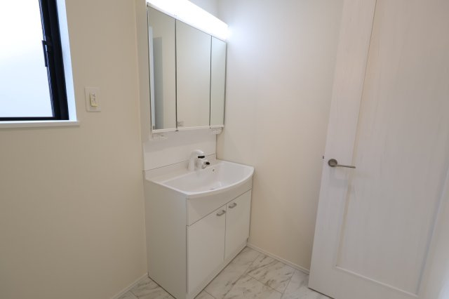 《仲介手数料無料》北区奈良町79-7新築一戸建てハートフルタウンの独立洗面台|撮影日 2025年12月6日 10:10 晴れ