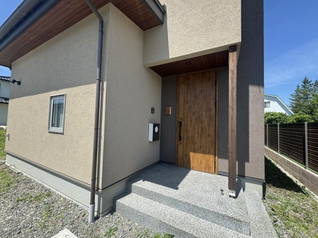上田市五加　売中古住宅の玄関