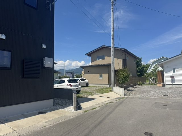 上田市五加　売中古住宅の前面道路含む現地写真