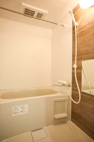 【浴室】 | シュロス陣原 | 大きな浴槽で日々の疲れを癒していただけます。