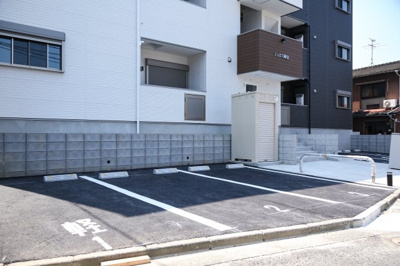 【駐車場】 | シュロス陣原 | 車をお持ちの方に嬉しい駐車場付きの物件です。