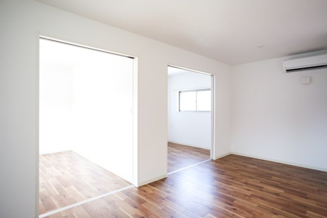 【居間・リビング】 | シュロス陣原 | 4.3帖のお部屋が２つございます。写真は類似です。