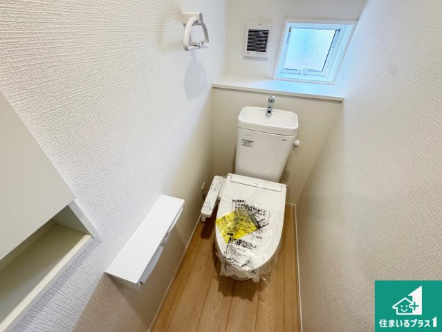 西脇市和布町　第２期　新築一戸建てのトイレ|1・2階の2ヶ所にあるので、朝の忙しい時間の順番待ちもなく、深夜の利用にも大変便利です。