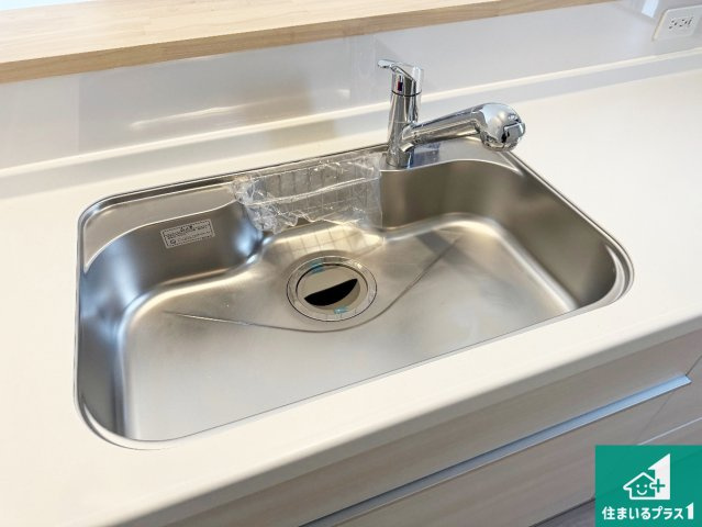 西脇市和布町　第２期　新築一戸建ての設備|蛇口の先端に浄水器を内蔵しています！原水と浄水、お湯と冷水、シャワーの切替えがワンタッチなので用途によって使い分けられます。